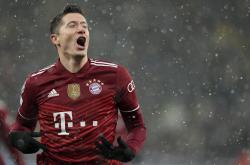 开云下载-拜仁慕尼黑后卫莱万多夫斯基伤愈复出