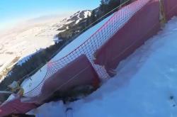 开云下载-俄罗斯高山滑雪选手在雪道上尽显实力