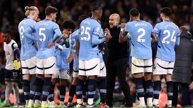 包含实力碾压！曼城轻松击败对手取得两连胜的词条