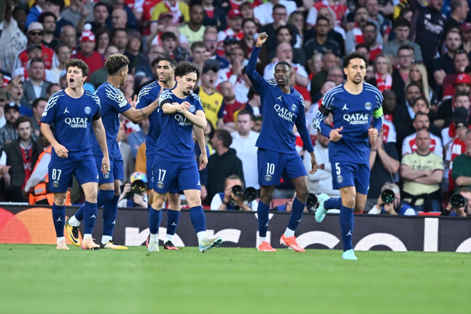 包含欧洲超级联赛决赛在即，巴黎圣日耳曼领跑的词条