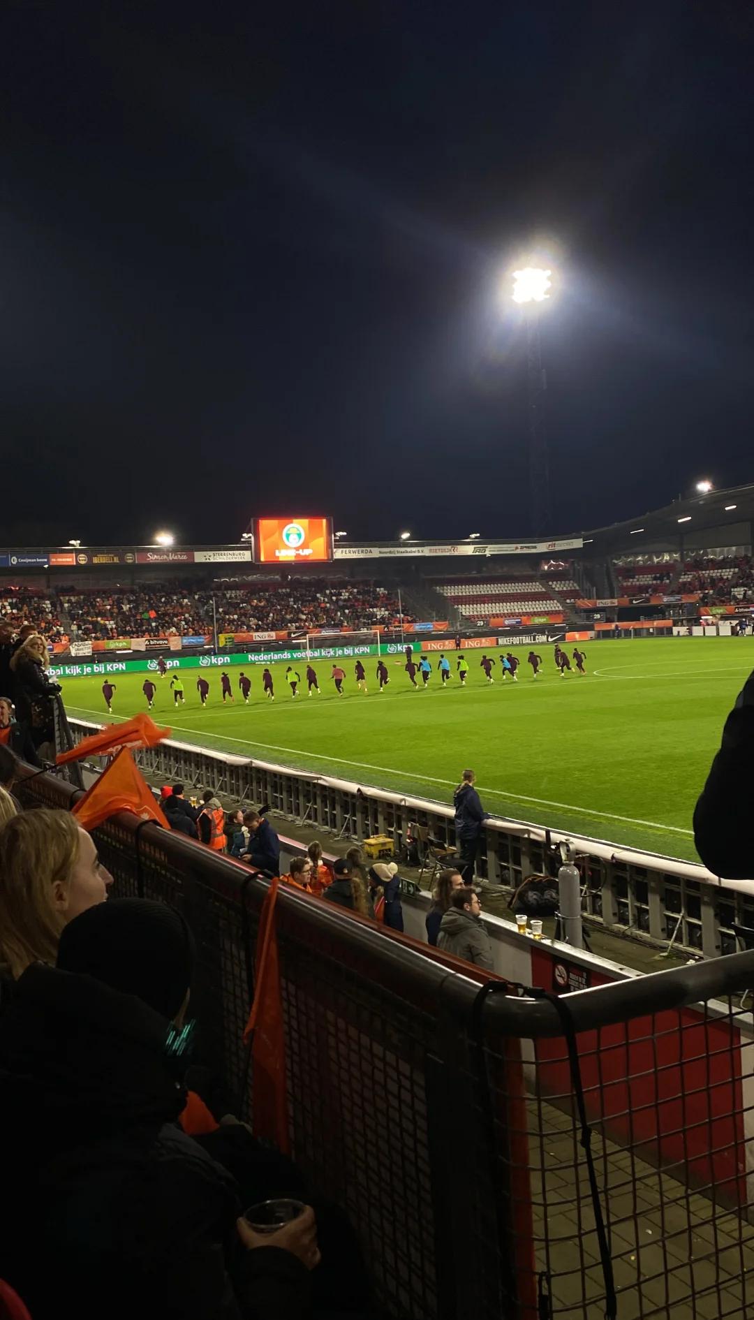 女足比赛现场气氛火爆,观众热情高涨的简单介绍 女足比赛现场气氛火爆,观众热情高涨的简单介绍