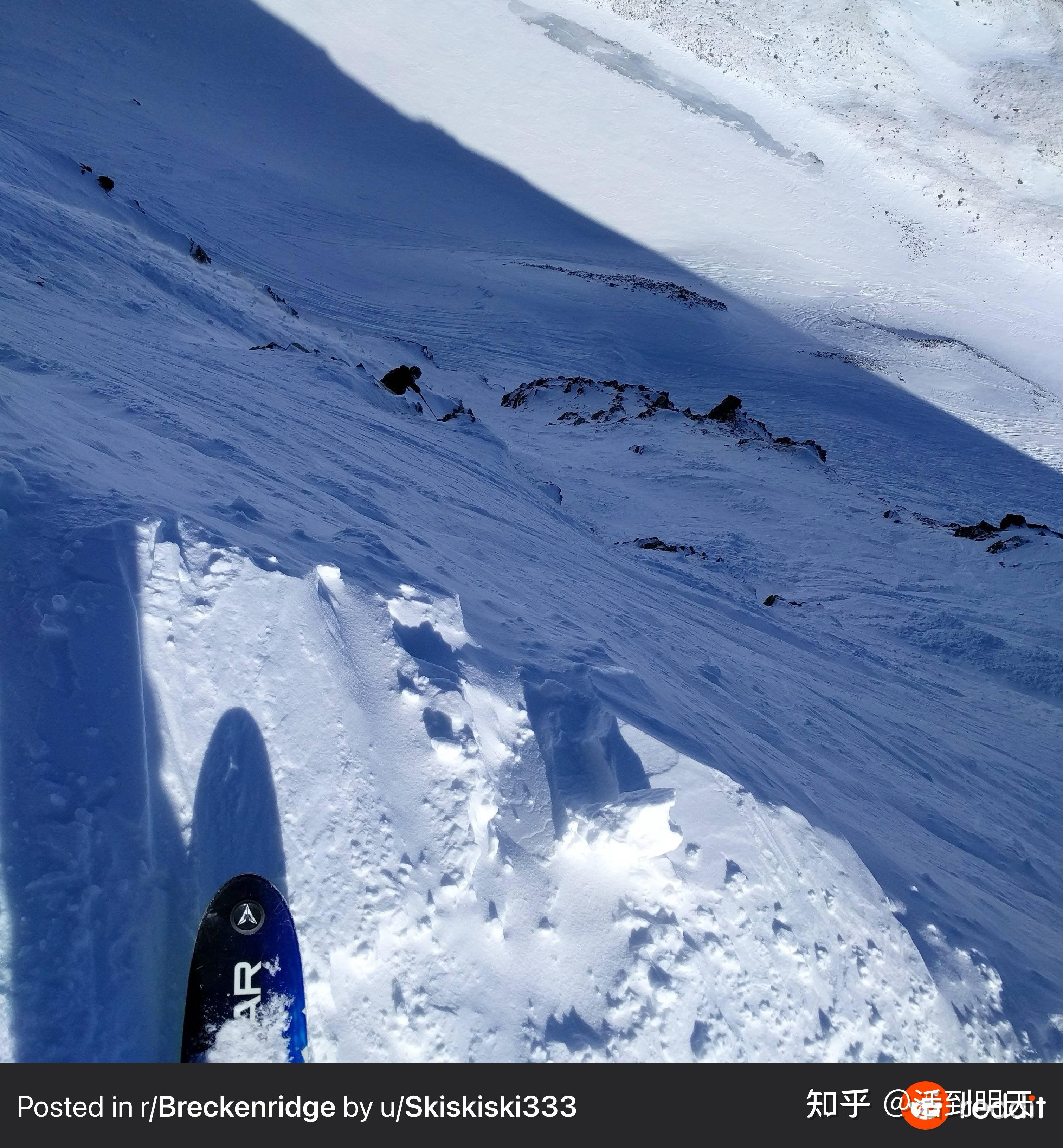 俄罗斯高山滑雪选手在雪道上尽显实力