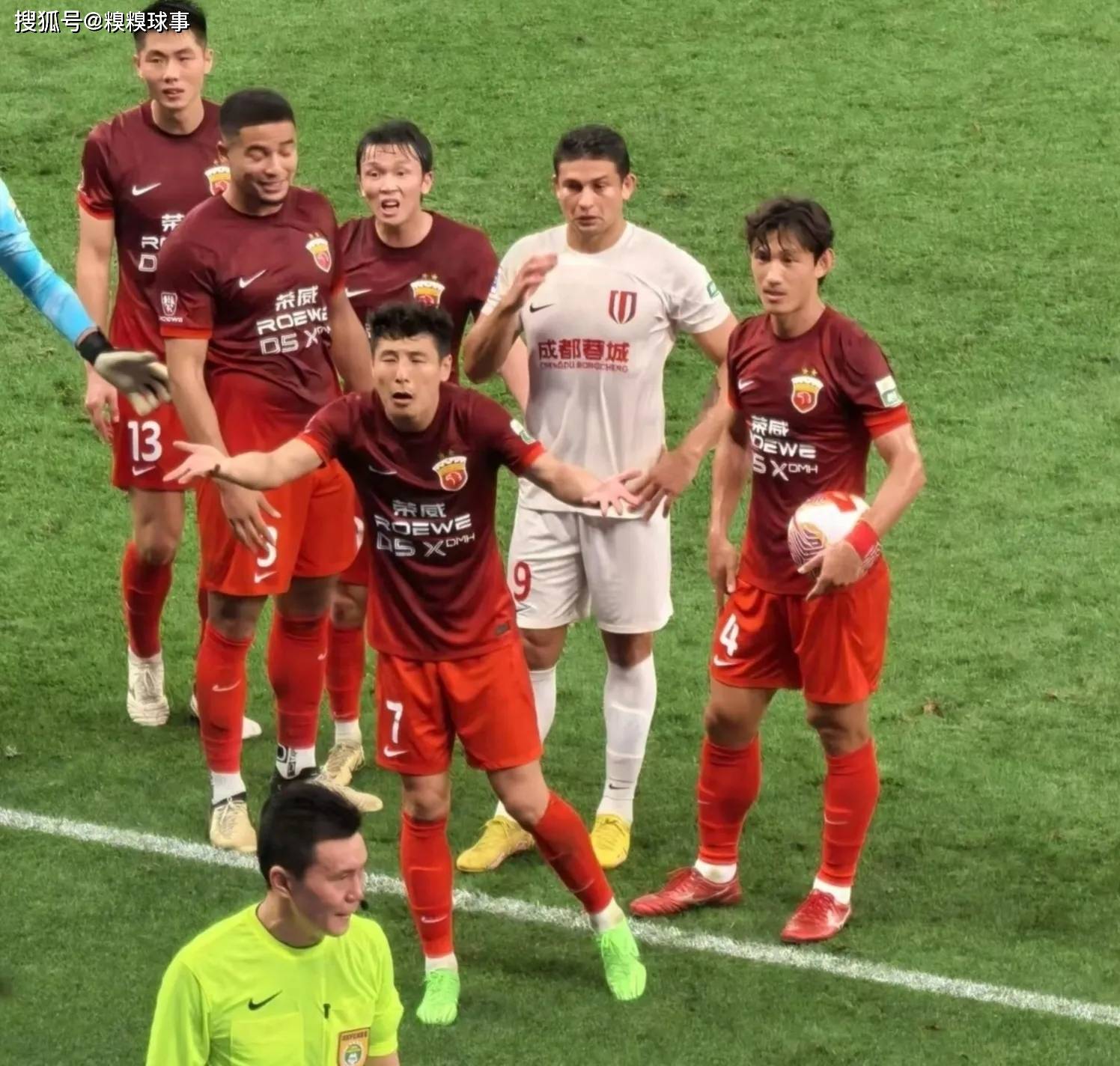 关于本土球星大爆发，联赛双方激烈争夺胜利的信息