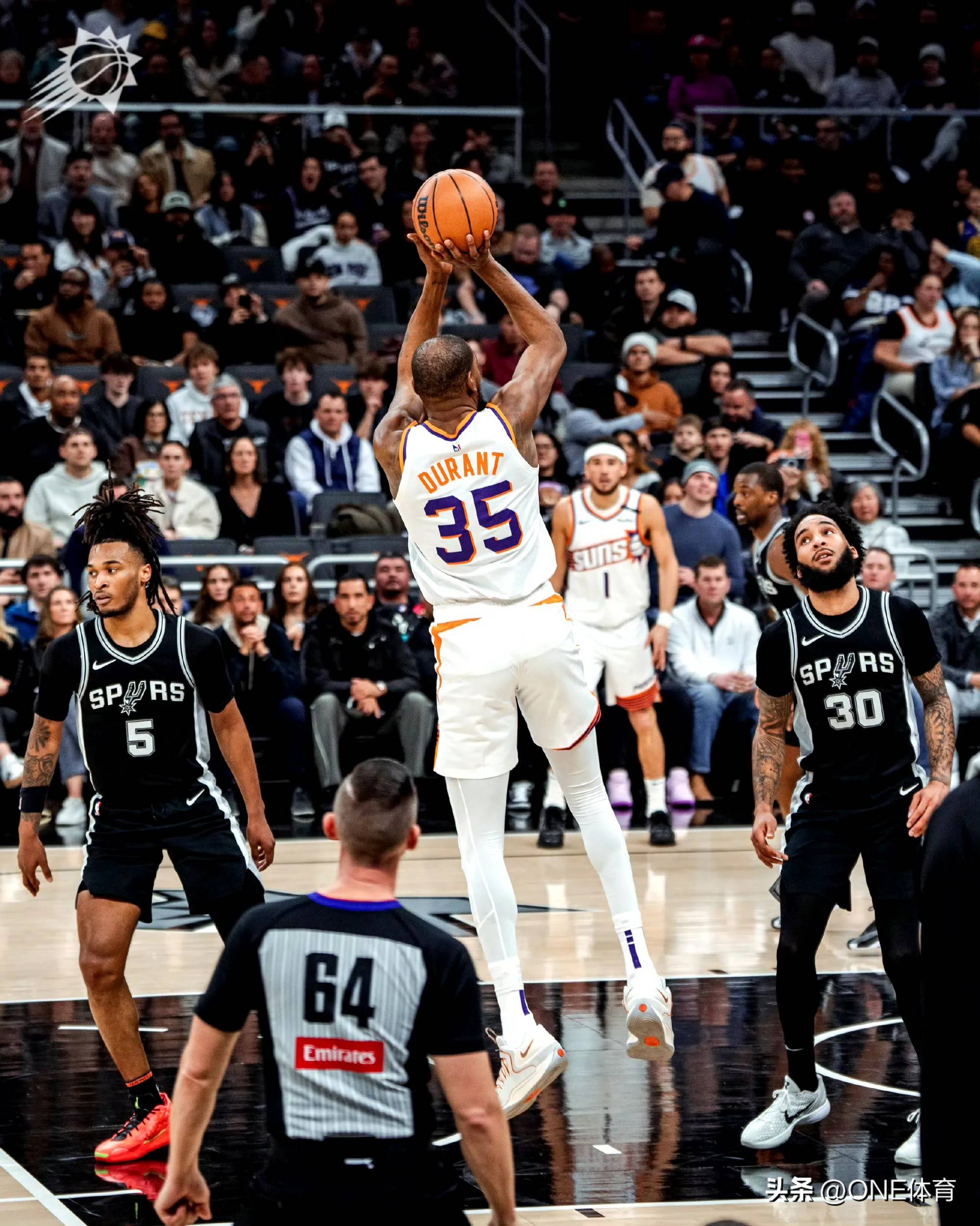 关于太阳鏖战骑士，布克状态火热的信息