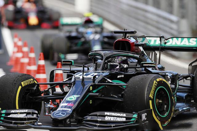 包含梅赛德斯鏖战红牛二队，诺里斯带队取胜的词条